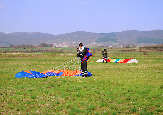 포토 JPG 해외이미지 주간 전신 남자 한명 성인 야외 두명 옆모습 뒷모습 장비 땅 낙하산 패러글라이딩 글라이더 성인남자만 성인남자한명만 해외202004 해외포토 자연요소 1 스포츠 뷰포인트 사람 남자만 남자한명만 성인만 파일형식 이미지허브