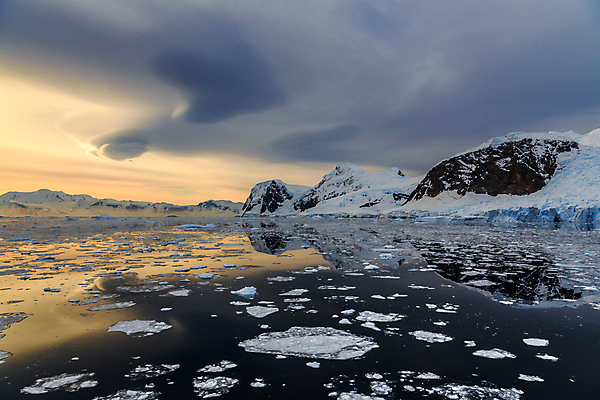 포토 JPG 해외이미지 바다 여행 백그라운드 자연 하늘 산 파노라마 풍경 사람없음 가로 물 태양 반사 일출 환경 얼음 침묵 일몰 새벽 추위 만 황무지 남극 북극 빙하 서리 장면 지역 빙산 남쪽 석호 절정 수평선 해외202004 해외포토 자연요소 촬영기법 노을 소리 극지방 방향 생태계 파일형식 이미지허브