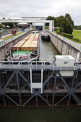포토 JPG 해외이미지 산업 비즈니스 교통시설 사람없음 물 문 항구 화물 보트 댐 무역 네덜란드 함선 수로 운하 해외202004 해외포토 자연요소 공공시설 유럽 교통 배_교통 운송업 시설 파일형식 이미지허브