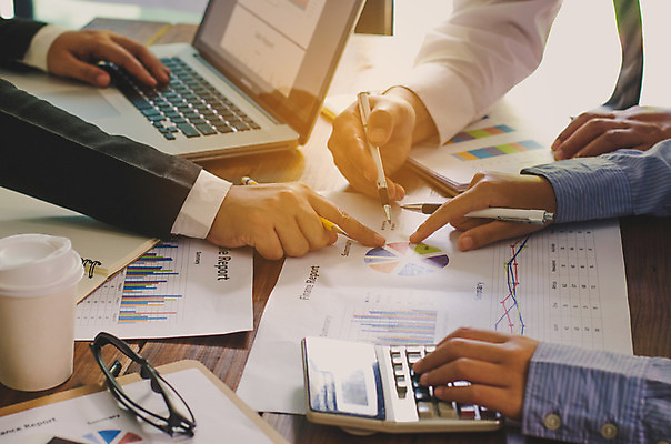 포토 JPG 해외이미지 직업 생각 인터넷 비즈니스 통신 통계 탁자 회의 모바일 협력 아이디어 대화 사람없음 컴퓨터 글로벌 사무실 디지털 공책 작업 비즈니스맨 비즈니스우먼 네트워크 그룹 계획 토론 디자이너 분석 오브젝트 회계 거짓 다락방 마케팅 세미나 프로젝트 브레인스토밍 해외202004 해외포토 여자 남자 가구 컨셉 문구용품 말하기 경제 전자제품 직장인 파일형식 이미지허브