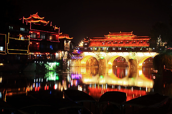 포토 JPG 해외이미지 오렌지 주택 기념 사람없음 건물 목재 빨간색 빛 강 컬러풀 반사 파티 여행객 마을 식당 중국 모임 도시 바 야간 작음 네온 타운 봉황 블러 옛날 해외202004 해외포토 자연요소 나무 건축물 아시아 컬러 과일 재료 사람 이벤트 상점 크기 파일형식 이미지허브