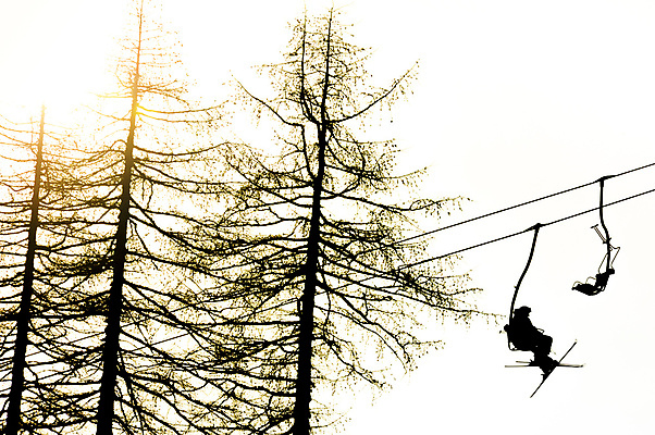 포토 JPG 해외이미지 나무 실루엣 스포츠 여행 겨울 의자 교통시설 하늘 휴가 스키 산 사람 풍경 사람없음 야외 파란색 햇빛 태양 우주 추위 흰색 숲 리프트 스키선수 눈내림 해외202004 해외포토 자연요소 식물 계절 컬러 가구 교통 겨울스포츠 운동선수 눈_날씨 촬영기법 시설 파일형식 이미지허브