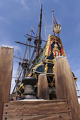 포토 JPG 해외이미지 호수 바다 항해 사람없음 항구 역사 큼 네덜란드 해적 복원 복제 옛날 해외202004 해외포토 유럽 배_교통 교통시설 크기 도둑 파일형식 이미지허브