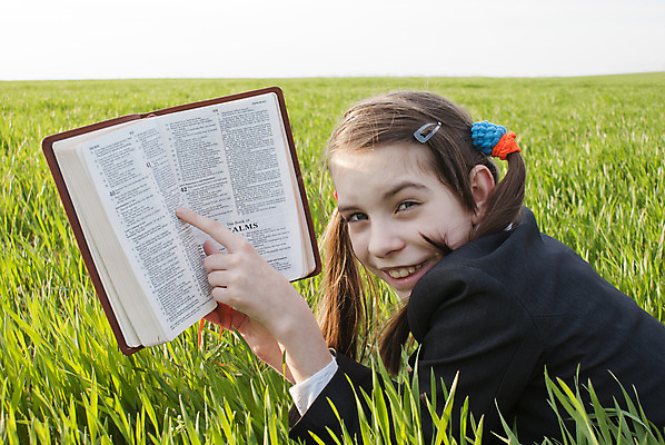 포토 JPG 해외이미지 백인 1 학생 공원 여학생 교육 행복 기독교 얼굴 어린이 밭 학교 자연 하늘 휴식 바닥 한명 미소 사람 앉기 잔디 야외 10대 책 초록색 여름 파란색 스터디 독서 정원 성경 기댐 봄 명상 문학 정중 해외202004 해외포토 서양인 식물 계절 공공시설 여자 감정 종교 컬러 컨셉 농업 종교용품 모션 청소년 표정 신체부위 학습 생태계 파일형식 이미지허브