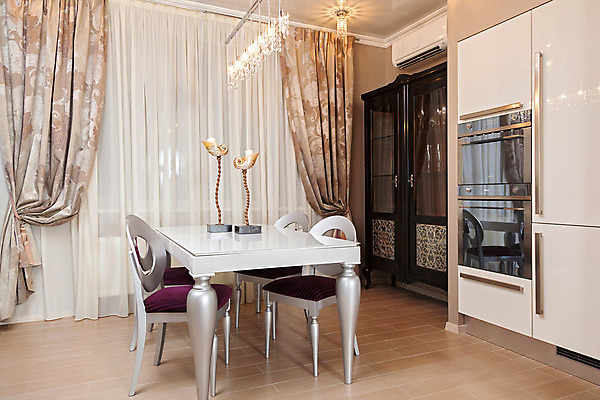 포토 JPG 해외이미지 디자인 벽 의자 건축양식 창문 유리 탁자 조명 새로움 주택 프레임 실내 사람없음 내부 장식 금속 주방 장비 블라인드 재산 고급 은색 계산대 묘사 샹들리에 빛망울 업그레이드 진짜 해외202004 해외포토 건축 컬러 가구 컨셉 재질 건물 금융 빛 커튼 파일형식 이미지허브