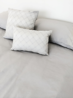 포토 JPG 해외이미지 디자인 베개 침구 호텔 휴식 주택 사람없음 세로 침실 회색 흰색 침대 직물 잠 면 고급 우아함 담요 부드러움 시트 스타일 안락 해외202004 해외포토 컬러 가구 컨셉 숙소 건물 감각 파일형식 이미지허브