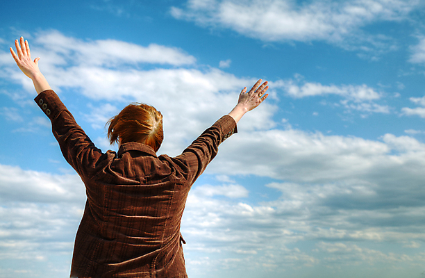 포토 JPG 해외이미지 백인 1 라이프스타일 여자 행복 감정 종교 무기 하늘 성공 관리 한명 서기 사람 파란색 기쁨 자유 기도 표현 오르기 열정 숭배 카피스페이스 해외202004 해외포토 서양인 컬러 컨셉 모션 생활 공백 파일형식 이미지허브