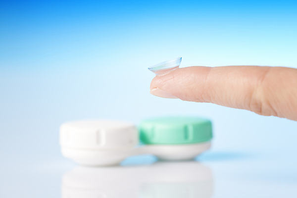 포토 JPG 해외이미지 손 응시 안경 손가락 건조 건강 사람없음 일상 치료 파란색 약 우주 흰색 기구 물방울 도움 투명 휴대용 일회용 시력 부드러움 돌봄 업그레이드 위생관리 검안사 해외202004 해외포토 직업 시선 잡화 컬러 컨셉 의학 모션 관리 라이프 신체부위 감각 오브젝트 파일형식 안경사 이미지허브