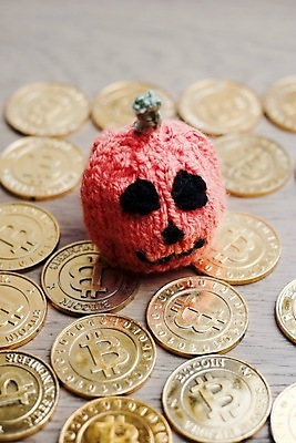 포토 JPG 해외이미지 돈 인터넷 비즈니스 호박 안전 사람없음 금융 동전 할로윈 저축 발굴 무역 보안 결제 가치 해외202004 해외포토 산업 채소 경제 재산 파일형식 이미지허브