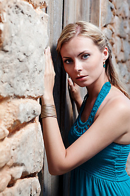 포토 JPG 해외이미지 1 드레스 여자 벽 거리 한명 사람 목재 파란색 금발 유행 문 화목 침묵 봄 나뭇가지 화려 영혼 우아함 지중해 순수 싱글 부드러움 법정 해외202004 해외포토 나무 헤어스타일 옷 계절 바다 컬러 컨셉 재료 소리 감각 파일형식 이미지허브