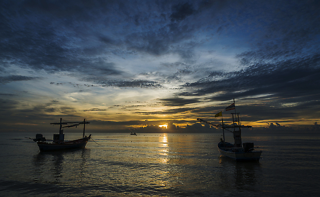 포토 JPG 해외이미지 파도 바다 여행 태국 자연 벽지 하늘 낚시 파노라마 풍경 사람없음 가로 물 여름 파란색 햇빛 태양 반사 노란색 여행객 일몰 업무 어선 오세아니아 수평선 해외202004 해외포토 자연요소 계절 나라 아시아 컬러 배_교통 레저 촬영기법 사람 노을 작업 생태계 파일형식 이미지허브