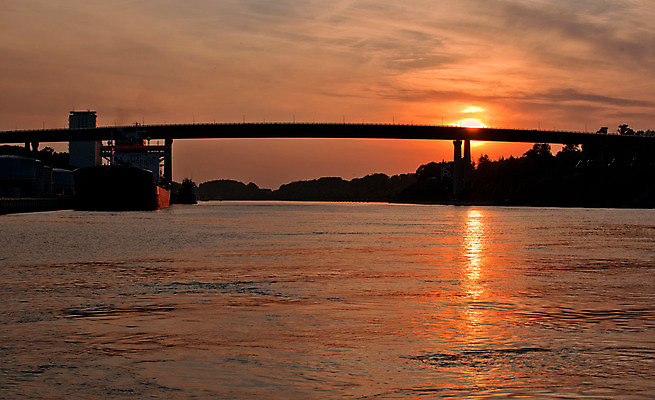 포토 JPG 해외이미지 유럽 산업 바다 여행 비즈니스 교통시설 하늘 바람 독일 사람없음 빨간색 물 태양 환경 일몰 에너지 화물 보트 휘발유 승차 위험 컨테이너 갑판 함선 수로 운하 연료 포트 네비게이션 세대 유조선 해외202004 해외포토 자연요소 나라 컬러 교통 컨셉 배_교통 모션 날씨 노을 운송업 석유 시설 파일형식 이미지허브