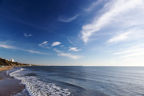 포토 JPG 해외이미지 구름 영어 모래 파도 바다 겨울 하늘 휴가 휴식 잉글랜드 항해 풍경 사람없음 옆모습 물 파란색 여행객 맑음 고요 거품 만 서핑 남쪽 단절 해외202004 해외포토 자연요소 문자 계절 뷰포인트 컬러 컨셉 배_교통 날씨 영국 사람 수상스포츠 방향 파일형식 이미지허브