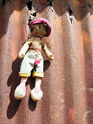 포토 JPG 해외이미지 어린이 인형 벽 사람없음 장난감 죽음 위험 해외202004 해외포토 컨셉 사람 파일형식 이미지허브