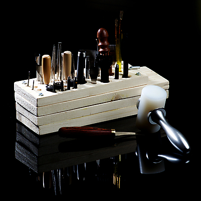 포토 JPG 해외이미지 컨셉 취미 사람없음 빛 인테리어 반사 갈색 금속 검은색 장비 흰색 시골 작업 칼날 제조 은색 망치 자르기 배열 질감 작업도구 생강 장인 핸드메이드 해외202004 해외포토 디자인 컬러 채소 모션 재질 도구 공구 파일형식 이미지허브