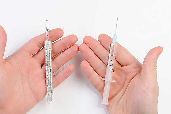 포토 JPG 해외이미지 직업 손 여자 백그라운드 건강 주사기 사람 동양인 성인 사람없음 고통 흰색 열 온도계 고립 돌봄 예방접종 해외202004 해외포토 감정 컬러 의료기기 모션 인종 신체부위 접종 파일형식 이미지허브