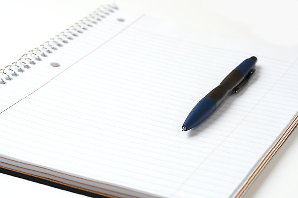 포토 JPG 해외이미지 아이콘 교육 종이 상징 백그라운드 컨셉 학교 아이디어 나선형 사람없음 책 금융 사무실 펜 쪽지 공책 공백 장비 흰색 계획 심볼 책상 묘사 오브젝트 해외202004 해외포토 컬러 가구 무늬 비즈니스 문구용품 경제 필기구 파일형식 이미지허브