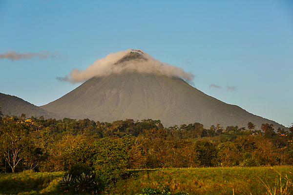 포토 JPG 해외이미지 식물 구름 1 공원 여행 자국 자연 지팡이 하늘 휴가 휴식 산 앉기 풍경 사람없음 야외 농장 여행객 미국 트래킹 하이킹 바위 시골 오솔길 땅 화산 지역 용암 내추럴 감탄 전국 절정 코스타리카 해외202004 해외포토 자연요소 공공시설 길 컨셉 북아메리카 농업 모션 레저 사람 돌_바위 중앙아메리카 생태계 파일형식 이미지허브