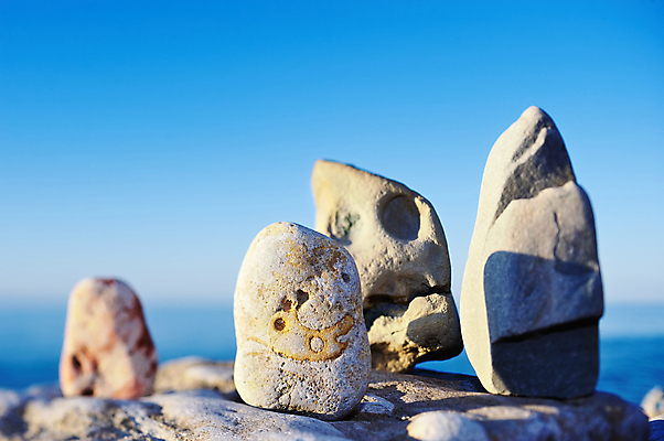 포토 JPG 해외이미지 선 모래 바다 컨셉 휴식 사람없음 야외 쌓기 탑 조약돌 심볼 흙더미 해외202004 해외포토 건축물 모션 흙 돌_바위 파일형식 더미 이미지허브