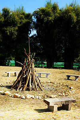 포토 JPG 해외이미지 행복 여행 백그라운드 겨울 벤치 자연 휴가 이야기 사람없음 야외 목재 기쁨 캠핑 바위 도시 원형 모닥불 대나무 내추럴 땅바닥 해외202004 해외포토 도형 나무 계절 감정 의자 재료 불 레저 바닥 돌_바위 생태계 파일형식 이미지허브