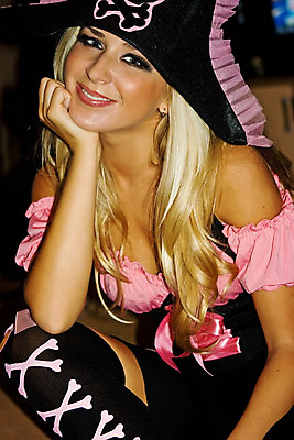 포토 JPG 해외이미지 모델 1 옷 여자 얼굴 뼈 한명 웃음 사람 금발 파티 머리 유행 보라색 화장품 기쁨 표현 춤 입 치아 제비꽃 해적 벨벳 해외202004 해외포토 헤어스타일 꽃 감정 컬러 문화예술 표정 이벤트 신체부위 뷰티 소화기관 실크 도둑 파일형식 이미지허브