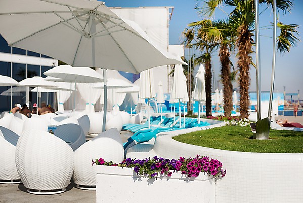 포토 JPG 해외이미지 나무 아시아 음식 바다 여행 가구 의자 우산 자연 탁자 하늘 휴가 휴식 손바닥 풍경 잔디 사람없음 야외 목재 초록색 물 여름 파란색 햇빛 태양 여행객 식당 식사 카페 휴양지 양산 가림막 수평선 해외202004 해외포토 자연요소 식물 손 계절 나라 컬러 생활용품 컨셉 재료 사람 상점 장소 생태계 파일형식 이미지허브