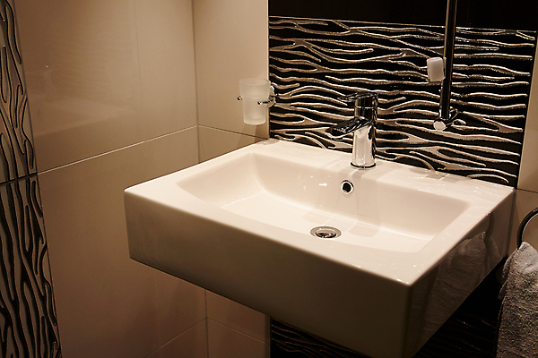 포토 JPG 해외이미지 라이프스타일 벽 가구 부동산 바닥 아파트 실내 사람없음 내부 장식 인테리어 거울 욕실 도자기 플랫 고급 우아함 캐비닛 타일 오브젝트 싱크대 수도꼭지 스타일 안락 해외202004 해외포토 디자인 생활용품 컨셉 주택 생활 재산 사물함 개수대 파일형식 이미지허브