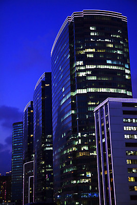 포토 JPG 해외이미지 구름 아시아 여행 비즈니스 건축양식 유리 하늘 휴가 전등 동양인 풍경 사람없음 건물 물 금융 경제 빛 도시풍경 사무실 반사 항구 고층빌딩 중국 도시 도심 야간 저녁 큼 포트 홍콩 스카이라인 철강 해외202004 해외포토 자연요소 건축물 건축 나라 교통시설 재질 조명 인종 빌딩 크기 파일형식 이미지허브