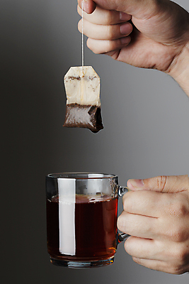 포토 JPG 해외이미지 손 음료 줄 음식 따뜻함 매달리기 관리 사람없음 컵 젖음 촉촉함 머그컵 뜨거움 코드 차 리프팅 중고 해외202004 해외포토 식기 모션 신체부위 파일형식 이미지허브