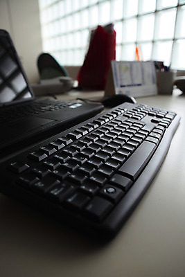 포토 JPG 해외이미지 영어 백그라운드 비즈니스 창문 열쇠 사람없음 컴퓨터 글로벌 사무실 펜 기계 회색 정보 기구 공구 키보드 기록 은색 플라스틱 편지 무선전화기 책상 오브젝트 보고서 고립 해외202004 해외포토 문자 컬러 가구 재질 전자제품 필기구 도구 전화기 파일형식 이미지허브