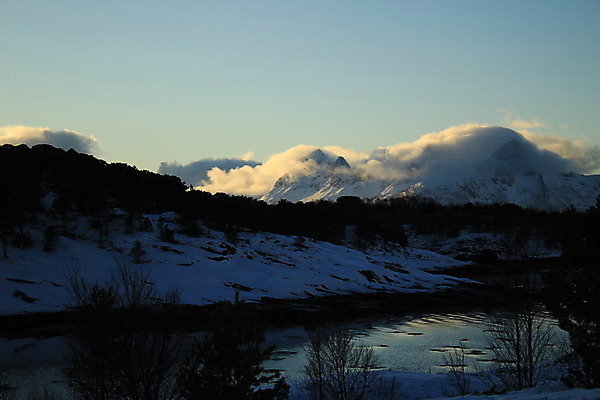 포토 JPG 해외이미지 나무 겨울 자국 자연 하늘 산 파노라마 노르웨이 풍경 사람없음 파란색 여행객 계곡 등산 트래킹 바위 흰색 정상 숲 언덕 해외202004 해외포토 식물 계절 유럽 컬러 레저 촬영기법 사람 돌_바위 생태계 파일형식 이미지허브