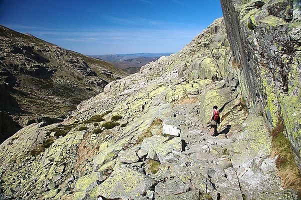 포토 JPG 해외이미지 라이프스타일 여자 유럽 길 여행 가방 배낭 자연 휴가 산 한명 사람 야외 빨간색 계곡 산책 트래킹 재킷 하이킹 자유 바위 시골 스페인 모험가 팔 방법 선로 혼자 해외202004 해외포토 1 잡화 나라 컬러 컨셉 레저 휴식 생활 신체부위 외투 돌_바위 생태계 파일형식 이미지허브