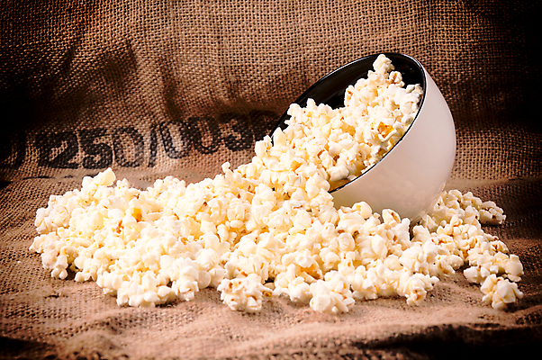 포토 JPG 해외이미지 모양 어린이 음식 디저트 옥수수 사람없음 컵 가로 과자 축제 텔레비전 식사 흰색 대접 신선 뜨거움 달콤 맛 정크푸드 설탕 먹기 팝콘 솜털 흙더미 인기 작살 채식주의자 포도당 해외202004 해외포토 식기 컬러 컨셉 모션 곡류 사람 전자제품 흙 채식 파일형식 더미 이미지허브