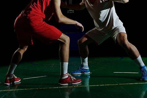 포토 JPG 해외이미지 전신 남자 농구 실내 성인 두명 앞모습 옆모습 경쟁 수비 드리블 농구장 성인남자만 해외202004 해외포토 뷰포인트 컨셉 스포츠시설 모션 사람 내부 구기 남자만 성인만 파일형식 이미지허브