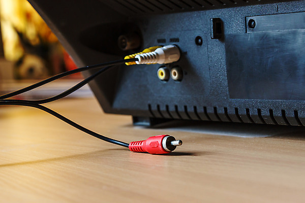 포토 JPG 해외이미지 통신 주택 사람없음 빨간색 노란색 디지털 텔레비전 소리 장비 흰색 플러그 코드 연결 오브젝트 라디오 신호 전자 오디오 철사 잭 동영상 해외202004 해외포토 컬러 건물 전자제품 파일형식 이미지허브