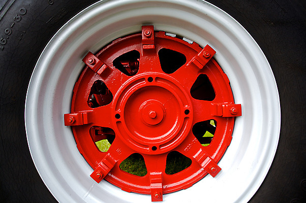 포토 JPG 해외이미지 모양 농업 사람없음 빨간색 농장 검은색 흰색 바퀴 원형 가장자리 타이어 트랙터 해외202004 해외포토 도형 산업 컬러 둘레 농기계 특수차량 파일형식 이미지허브