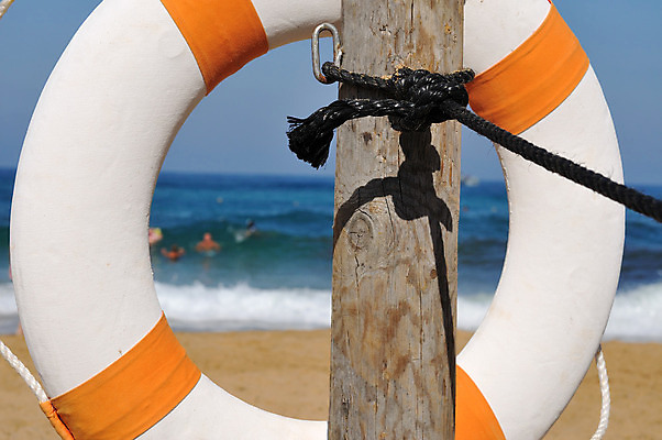 포토 JPG 해외이미지 밧줄 파도 바다 안전 사람없음 빨간색 물 파란색 수영 흰색 긴급 반지 도움 구출 서비스 싱크대 사인 휴양지 보안 부표 sos 수평선 해외202004 해외포토 자연요소 줄 컬러 컨셉 장신구 장소 수상스포츠 개수대 구조요청 파일형식 이미지허브