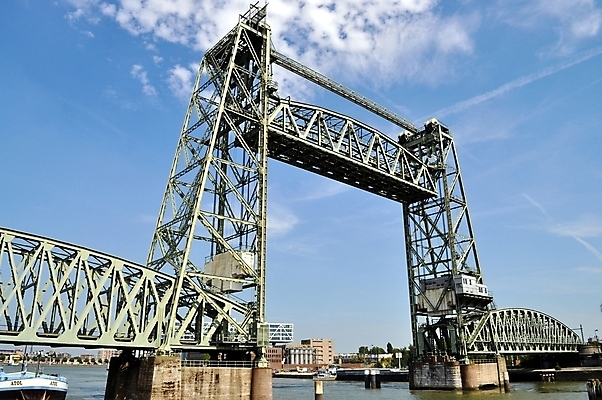 포토 JPG 해외이미지 도로 여행 비즈니스 건축양식 교통시설 하늘 사람없음 파란색 금속 기차 철 옛날 해외202004 해외포토 건축 길 육상교통 컬러 교통 재질 대중교통 시설 파일형식 이미지허브