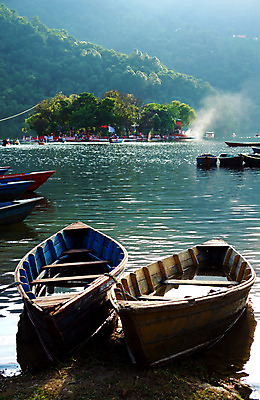 포토 JPG 해외이미지 구름 아시아 호수 여행 자연 하늘 휴가 휴식 산 사람 풍경 사람없음 야외 목재 빨간색 초록색 물 여름 파란색 컬러풀 반사 환경 항구 침묵 시골 보트 언덕 네팔 이국적 히말라야 해외202004 해외포토 자연요소 나무 계절 나라 컬러 컨셉 배_교통 재료 교통시설 소리 생태계 파일형식 산맥 이미지허브