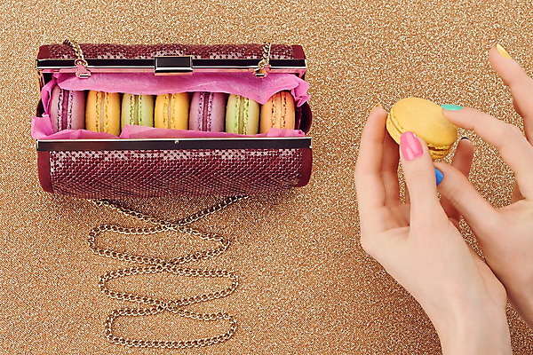 포토 JPG 해외이미지 손 백그라운드 컨셉 디저트 선물 미술 사람없음 빨간색 빛 컬러풀 파티 유행 핸드백 수확 황금 고급 우아함 달콤 보케 마카롱 프랑스어 특별함 스타일 파리(프랑스) 해외202004 해외포토 문자 음식 컬러 농업 가방 문화예술 이벤트 신체부위 맛 파일형식 이미지허브