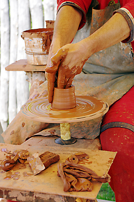 포토 JPG 해외이미지 손 손가락 기술 창조 미술 사람없음 컵 꽃병 젖음 터치 엄지손가락 조끼 업무 바퀴 항아리 도자기 원형 작업실 사발 던지기 성형수술 제조 냄비 집중 서식 함선 만들기 점토 진흙 장인 조형 주인 수공예 곰팡이 도예가 두더지 압력 핸드메이드 해외202004 해외포토 도형 직업 식기 꽃 컨셉 배_교통 모션 문화예술 신체부위 외투 작업 사기그릇 수술 솥 공예 파일형식 이미지허브