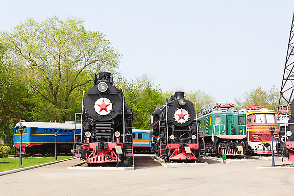 포토 JPG 해외이미지 유럽 도로 자동차 외벽 사람없음 기차 역 철 승합차 엔진 단상 디젤 러시아인 석탄 해외202004 해외포토 서양인 나라 길 육상교통 벽 교통시설 승용차 대중교통 파일형식 이미지허브