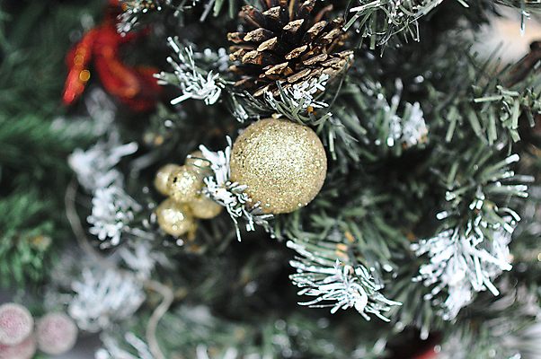 포토 JPG 해외이미지 나무 전통 디자인 계절 백그라운드 크리스마스장식 크리스마스 겨울 공 휴가 불꽃 선물 사람없음 목재 장식 초록색 빛 장난감 화환 축하 황금 12월 연도 심볼 전나무 인공 가문비나무 해외202004 해외포토 식물 기념일 꽃 컬러 컨셉 재료 불 날짜 파일형식 이미지허브