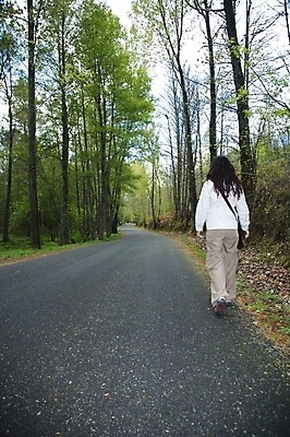 포토 JPG 해외이미지 나무 식물 라이프스타일 옷 여자 행복 유럽 도로 여행 곡선 가방 바지 자연 휴가 산 한명 사람 풍경 야외 유행 여행객 산책 재킷 고속도로 보행자 스페인 숲 아스팔트 방향 방법 해외202004 해외포토 1 잡화 감정 나라 길 선 교통시설 하의 휴식 생활 외투 생태계 파일형식 이미지허브