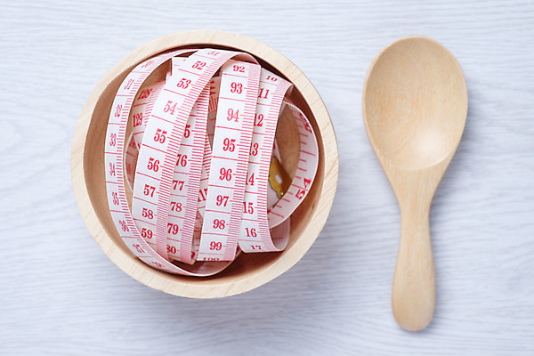 포토 JPG 해외이미지 줄자 사람없음 목재 숟가락 흰색 사발 나무바닥 해외202004 해외포토 나무 컬러 재료 바닥 수저 자 사기그릇 파일형식 이미지허브