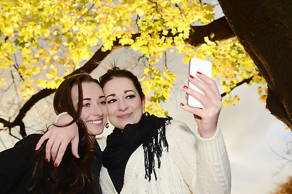포토 JPG 해외이미지 나무 공원 여자 행복 2 가족 자연 모바일 함께함 미소 웃음 두명 스마트폰 핸드폰 청춘 노란색 검은색 사진촬영 우정 기쁨 가을 행운 황금 자매 언니 성인여자만 해외202004 해외포토 식물 계절 공공시설 감정 컬러 컨셉 관계 표정 사람 친구 전자제품 스마트기기 촬영 생태계 여자만 성인만 파일형식 이미지허브