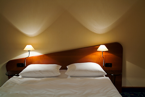 포토 JPG 해외이미지 디자인 여행 가구 비즈니스 베개 침구 탁자 호텔 휴가 휴식 아파트 주택 실내 사람없음 내부 장식 가로 빛 침실 방 침대 램프 잠 클래식 고급 우아함 쌍둥이 시트 리빙 여관 더블 안락 해외202004 해외포토 생활용품 컨셉 가족 숙소 조명 건물 파일형식 이미지허브