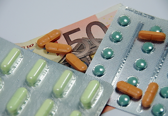 포토 JPG 해외이미지 지폐 돈 건강 사람없음 알약 약 건강관리 고통 의사 유로 약국 조제 보충 비용 해외202004 해외포토 감정 의학 관리 경제 의료진 재산 만들기 파일형식 이미지허브