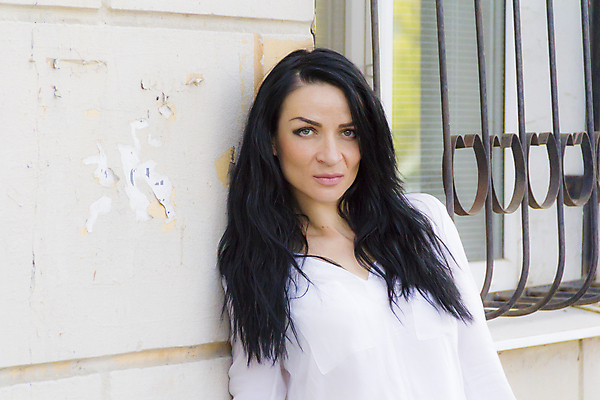 포토 JPG 해외이미지 백인 1 여자 유럽 얼굴 벽 갈색머리 한명 검은색 바위 흰색 해외202004 해외포토 서양인 헤어스타일 나라 컬러 사람 신체부위 돌_바위 파일형식 이미지허브