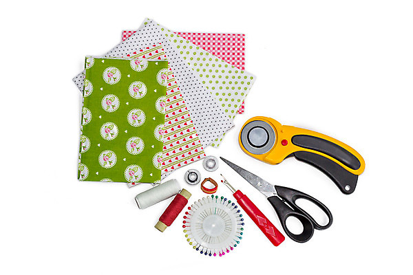 포토 JPG 해외이미지 손 밧줄 줄 조각 부분 자 취미 사람없음 세트 매트 직물 면 업무 바 조직 실 낟알 바느질 실크 자르기 측정 오브젝트 질감 롤 실타래 규칙 주인 얼레 골무 구성 명품 커터 퀼트 항목 핸드메이드 해외202004 해외포토 모션 문구용품 신체부위 작업 상품 파일형식 이미지허브